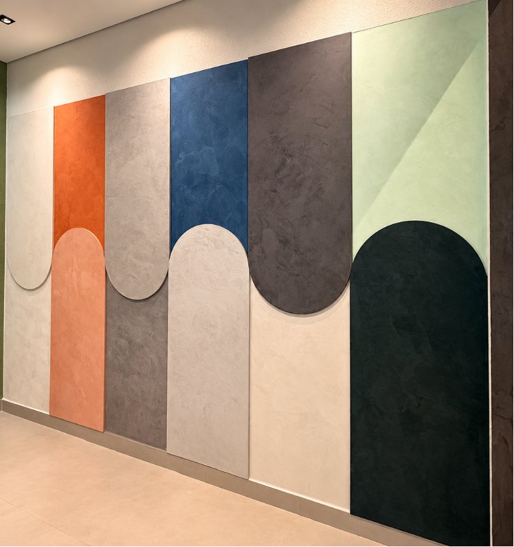 Salão da Loja Boutique Pigmentare com painel mural de arcos modulares em várias cores